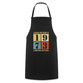 Original Kalender 1973 Vintage Geburtstag Rec - Kochschürze - Schwarz - Vorne - AI Model Male 185 dark (185cm)