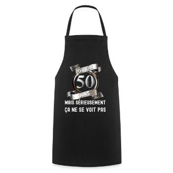 Ok j'ai 50 ans mais ça ne se voit pas Anniversaire - Tablier de cuisine - noir - Devant - AI Model Male 185 dark (185cm)