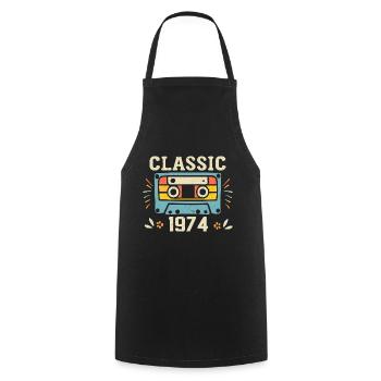 Jahrgang 1974 Retro 1974 Geburtstagskassette - Kochschürze - Schwarz - Vorne - AI Model Male 185 dark (185cm)