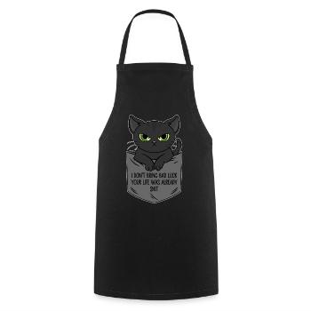 Poche poitrine chat noir Je n’apporte pas de malchance - Tablier de cuisine - noir - Devant - AI Model Male 185 dark (185cm)