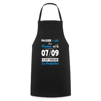 Anniversaire - Né 7 Septembre Frôler perfection - Tablier de cuisine - noir - Devant - AI Model Male 185 dark (185cm)