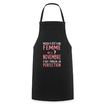 Anniversaire - Née 7 Novembre Frôler perfection - Tablier de cuisine - noir - Devant - AI Model Male 185 dark (185cm)