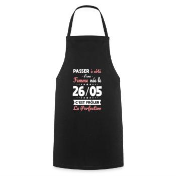 Anniversaire - Née le 26 Mai Frôler perfection - Tablier de cuisine - noir - Devant - AI Model Male 185 dark (185cm)