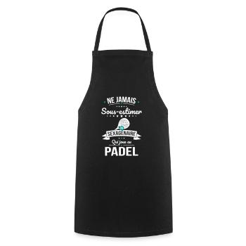 Sous-estimer un sexagénaire qui joue au padel - Tablier de cuisine - noir - Devant - AI Model Male 185 dark (185cm)