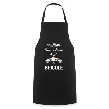Sous-estimer un trentenaire qui bricole - Tablier de cuisine - noir - Devant - AI Model Male 185 dark (185cm)