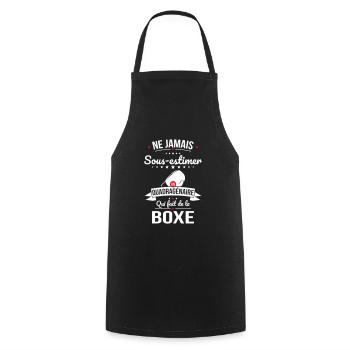Sous-estimer un quadragénaire qui fait de la boxe - Tablier de cuisine - noir - Devant - AI Model Male 185 dark (185cm)
