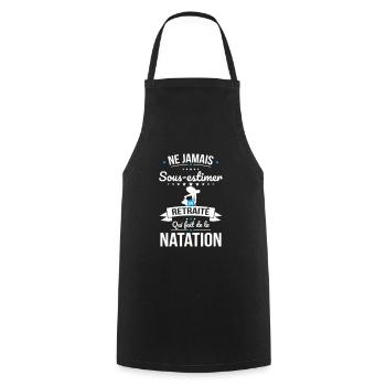 Sous-estimer un retraité qui fait de la natation - Tablier de cuisine - noir - Devant - AI Model Male 185 dark (185cm)