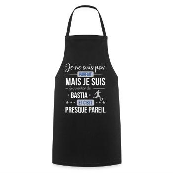 Je Ne Suis Pas Parfait Mais Je Suis Supporter D... - Tablier de cuisine - noir - Devant - AI Model Male 185 dark (185cm)