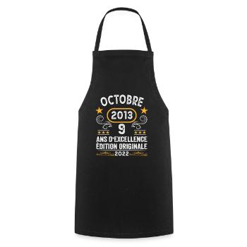 Octobre 2013 9 Ans Anniversaire Idée Cadeau Rétro - Tablier de cuisine - noir - Devant - AI Model Male 185 dark (185cm)