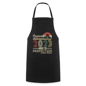Eleganter Vintage: 2023 Retro Geschenk 2023 - Kochschürze - Schwarz - Vorne - AI Model Male 185 dark (185cm)