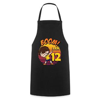 Boom J’ai 12 | Anniversaire Garçon | Fête du 12e anniversaire - Tablier de cuisine - noir - Devant - AI Model Male 185 dark (185cm)
