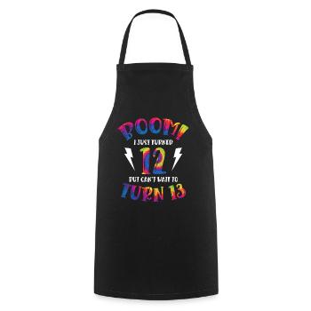 Boom Je viens d’avoir 12 ans mais j’ai hâte d’avoir 13 ans - Tablier de cuisine - noir - Devant - AI Model Male 185 dark (185cm)