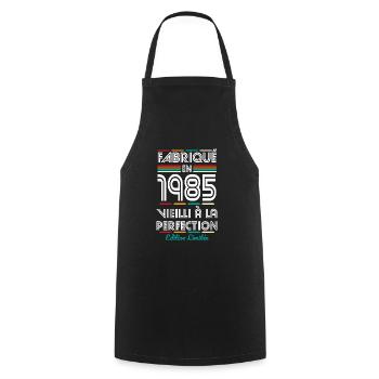 Anniversaire 40 ans - Fabriqué en 1985 - Tablier de cuisine - noir - Devant - AI Model Male 185 dark (185cm)