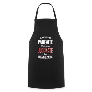 Je ne suis pas parfaite mais je suis judokate - Tablier de cuisine - noir - Devant - AI Model Male 185 dark (185cm)