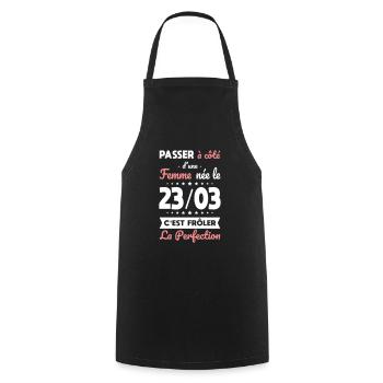 Anniversaire - Née le 23 Mars Frôler perfection - Tablier de cuisine - noir - Devant - AI Model Male 185 dark (185cm)