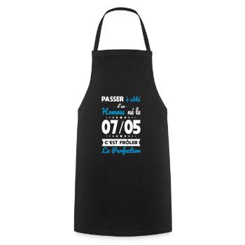 Anniversaire - Né le 7 Mai Frôler perfection - Tablier de cuisine - noir - Devant - AI Model Male 185 dark (185cm)