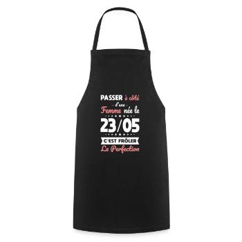 Anniversaire - Née le 23 Mai Frôler perfection - Tablier de cuisine - noir - Devant - AI Model Male 185 dark (185cm)