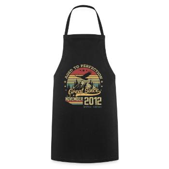 12 Jahre alt bis zur Perfektion gereift geboren: November 2012 - Kochschürze - Schwarz - Vorne - AI Model Male 185 dark (185cm)