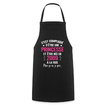 Princesse Née en 2009 - Cadeau D'anniversaire 2009 - Tablier de cuisine - noir - Devant - AI Model Male 185 dark (185cm)
