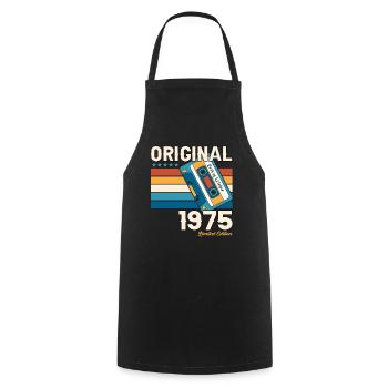 48e anniversaire mari octobre millésime 1975 cassette - Tablier de cuisine - noir - Devant - AI Model Male 185 dark (185cm)