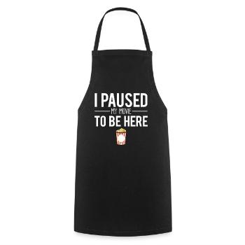 J'ai mis mon film en pause pour être ici cinéma - Tablier de cuisine - noir - Devant - AI Model Male 185 dark (185cm)