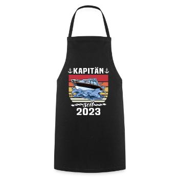 Kapitän Boot Bootsführerschein 2023 - Kochschürze - Schwarz - Vorne - AI Model Male 185 dark (185cm)