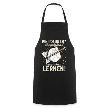 Dart Spruch Hinsetzen! Zugucken! Lernen! Dartpfeil - Kochschürze - Schwarz - Vorne - AI Model Male 185 dark (185cm)