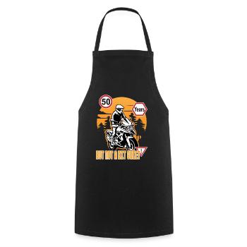 Cinquante mais pas un peu tranquille 50e anniversaire - Tablier de cuisine - noir - Devant - AI Model Male 185 dark (185cm)