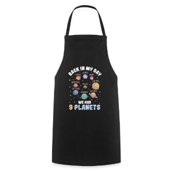 Back In My Day We Had 9 Planets Pluto Sonnensystem - Kochschürze - Schwarz - Vorne - AI Model Male 185 dark (185cm)