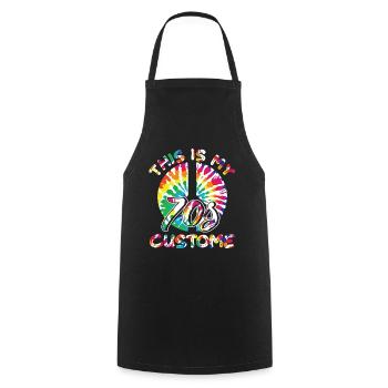Das ist mein 70er Jahre Kostüm Retro Vintage Hippy - Kochschürze - Schwarz - Vorne - AI Model Male 185 dark (185cm)