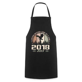 Incomparable depuis juillet 2018, 6e Anniversaire - Tablier de cuisine - noir - Devant - AI Model Male 185 dark (185cm)