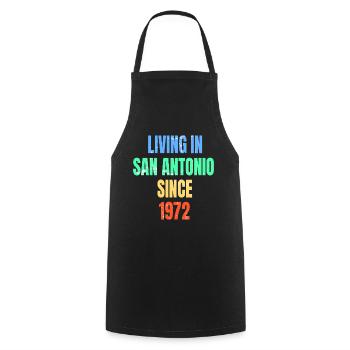 Rétro Vintage vivant à San Antonio depuis 1972 - Tablier de cuisine - noir - Devant - AI Model Male 185 dark (185cm)