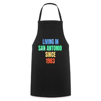 Rétro Vintage vivant à San Antonio depuis 1983 - Tablier de cuisine - noir - Devant - AI Model Male 185 dark (185cm)