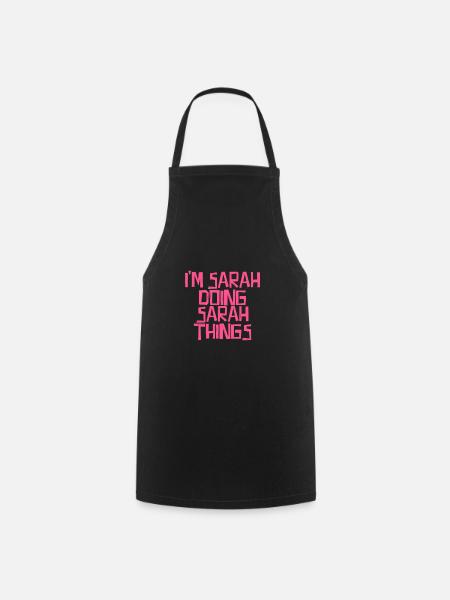 Je suis Sarah en train de faire des choses à Sarah - Tablier de cuisine - noir