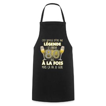 Anniversaire 80 ans Légende Papi et Mamie - Tablier de cuisine - noir - Devant - AI Model Male 185 dark (185cm)