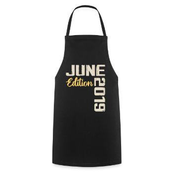 Né(e) en Juin 2019 Cadeau Juin 2019 Anniversaire - Tablier de cuisine - noir - Devant - AI Model Male 185 dark (185cm)