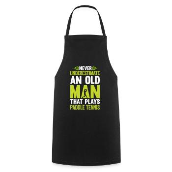 Ne sous-estimez jamais un vieil homme joue au paddle-tennis - Tablier de cuisine - noir - Devant - AI Model Male 185 dark (185cm)