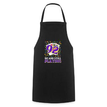 92. Geburtstag 92 und immer noch spielen - Kochschürze - Schwarz - Vorne - AI Model Male 185 dark (185cm)