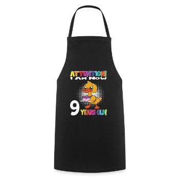 Anniversaire de canard J’ai maintenant 9 ans - Tablier de cuisine - noir - Devant - AI Model Male 185 dark (185cm)