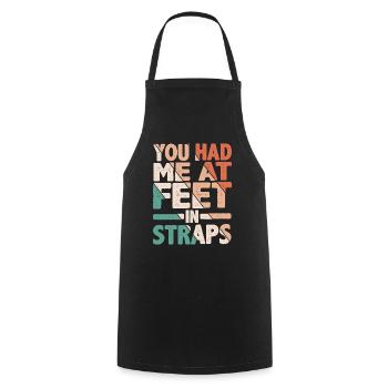 Tu m’avais aux pieds dans les sangles 18 - Tablier de cuisine - noir - Devant - AI Model Male 185 dark (185cm)