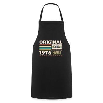 Cassette 49ème Anniversaire Février Millésime 1976 - Tablier de cuisine - noir - Devant - AI Model Male 185 dark (185cm)