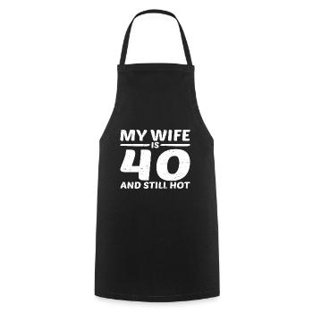 Ma femme a 40 ans et a encore chaud 3 - Tablier de cuisine - noir - Devant - AI Model Male 185 dark (185cm)