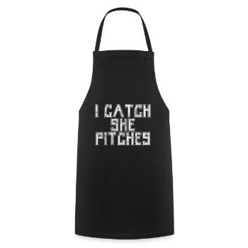 I Catch She Pitches 5 - Kochschürze - Schwarz - Vorne - AI Model Male 185 dark (185cm)