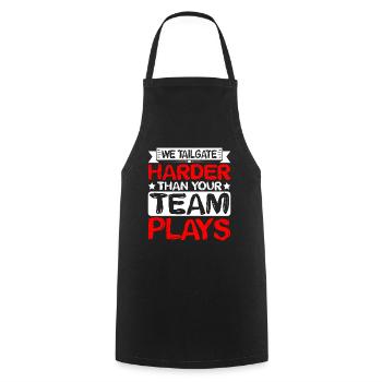 We Tailgate Harder Than Your Team Plays 2 - Kochschürze - Schwarz - Vorne - AI Model Male 185 dark (185cm)