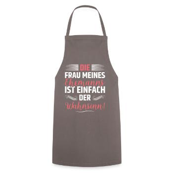 Die Frau Meines Ehemanns Ist Einfach Der Wahnsinn - Kochschürze - Grau - Vorne - AI Model Male 185 dark (185cm)