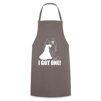 I Got One Bride Engagement Humor Tee - Kochschürze - Grau - Vorne - AI Model Male 185 dark (185cm)