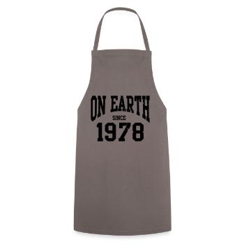 Birthday - On Earth Since 1978 - Geburtstag - Tablier de cuisine - gris - Devant - AI Model Male 185 dark (185cm)