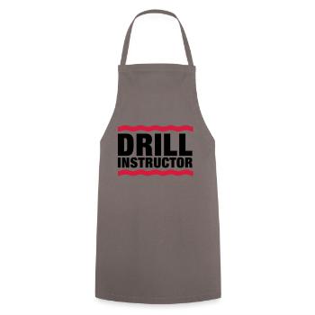 drill_instructor__f2 - Kochschürze - Grau - Vorne - AI Model Male 185 dark (185cm)