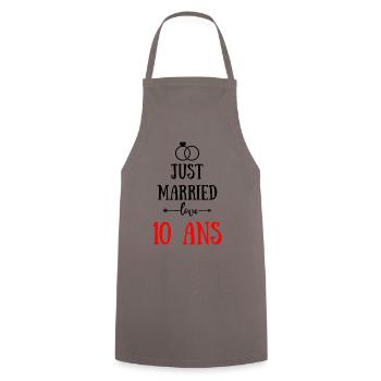 JUST MARRIED ANNIVERSAIRE DE MARIAGE 10 ANS - Tablier de cuisine - gris - Devant - AI Model Male 185 dark (185cm)