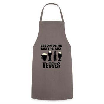 Humour Apéro Besoin De Me Mettre Aux Verres - Tablier de cuisine - gris - Devant - AI Model Male 185 dark (185cm)